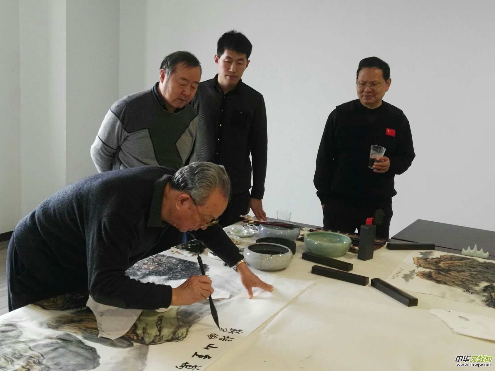 画家靳军与恩师陈培伦携手笔会 画家靳军与恩师陈培伦携手笔会