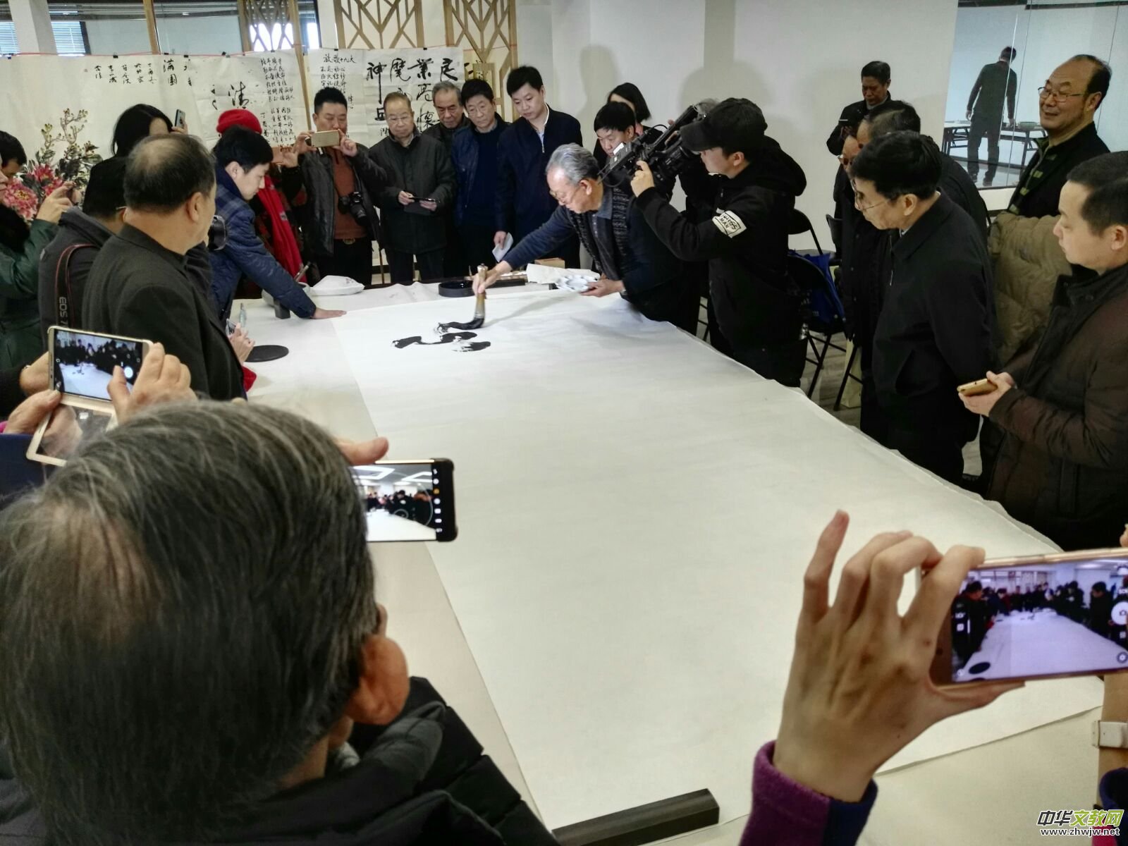 画家靳军与恩师陈培伦携手笔会 画家靳军与恩师陈培伦携手笔会