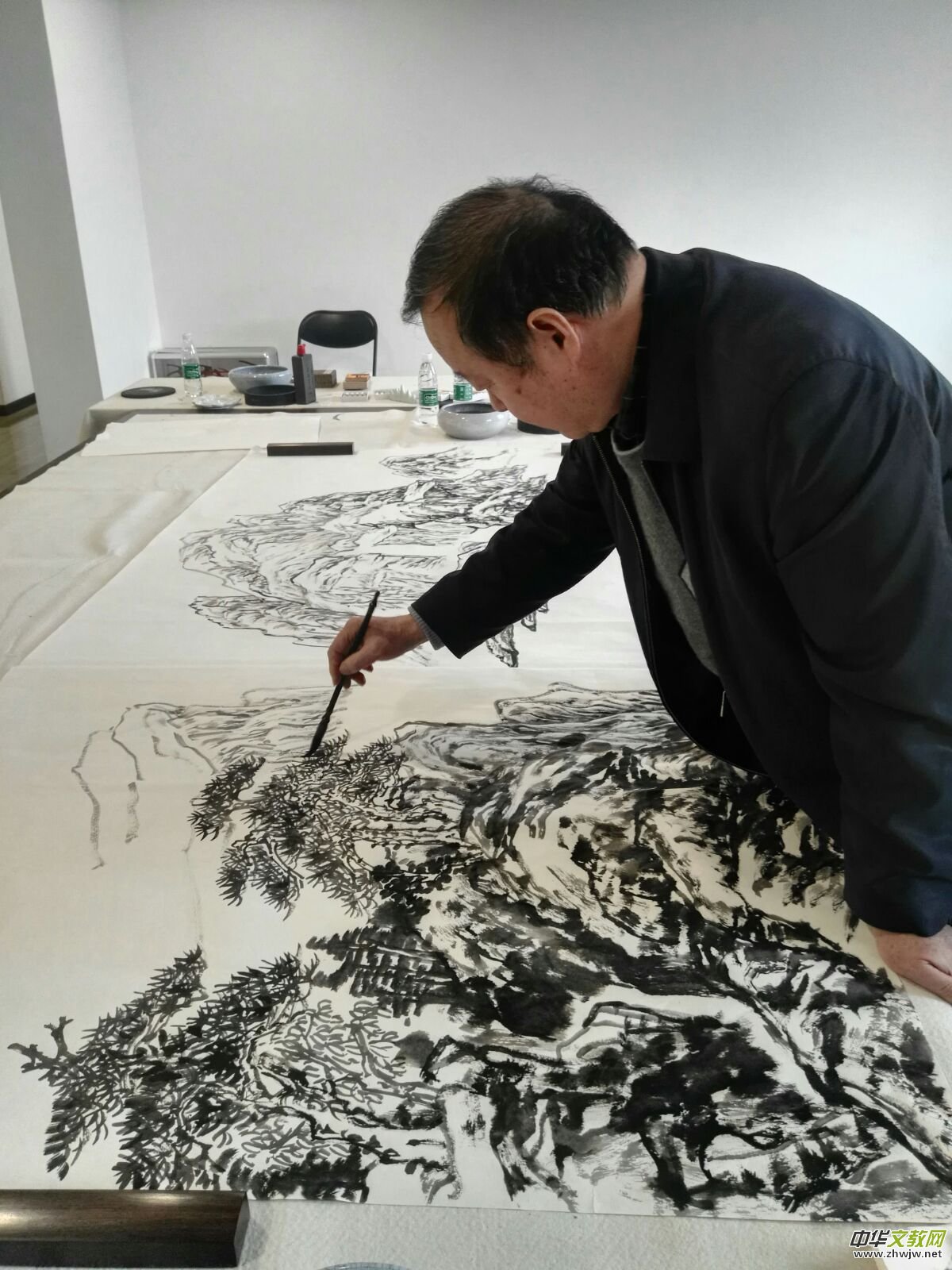 画家靳军与恩师陈培伦携手笔会 画家靳军与恩师陈培伦携手笔会