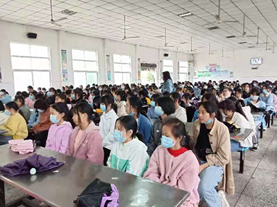 湖北省京山市钱场中学举行女生青春期健康教育讲座