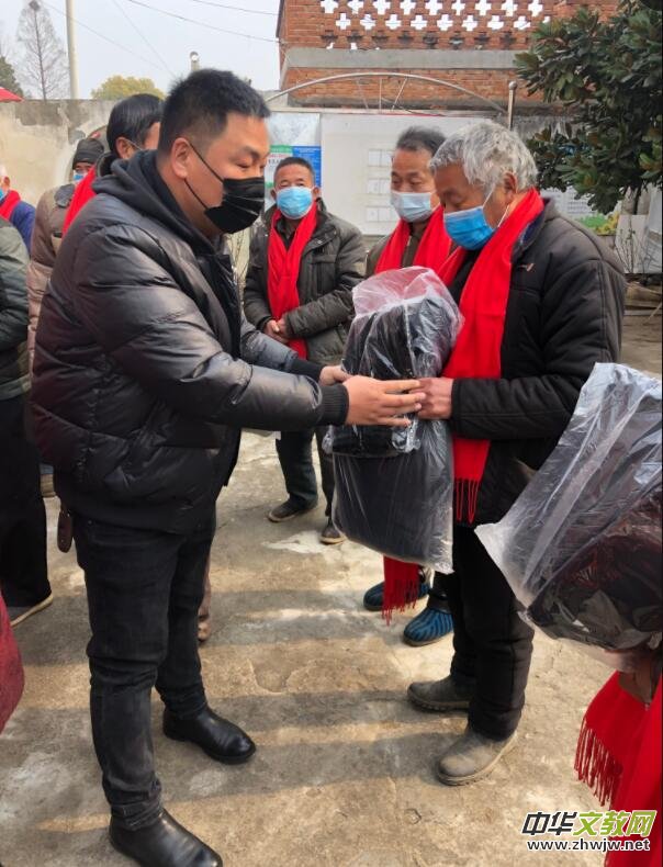 正念正心宗教学研究院执行院长张磊为家乡孤寡老人捐赠衣物生活物品