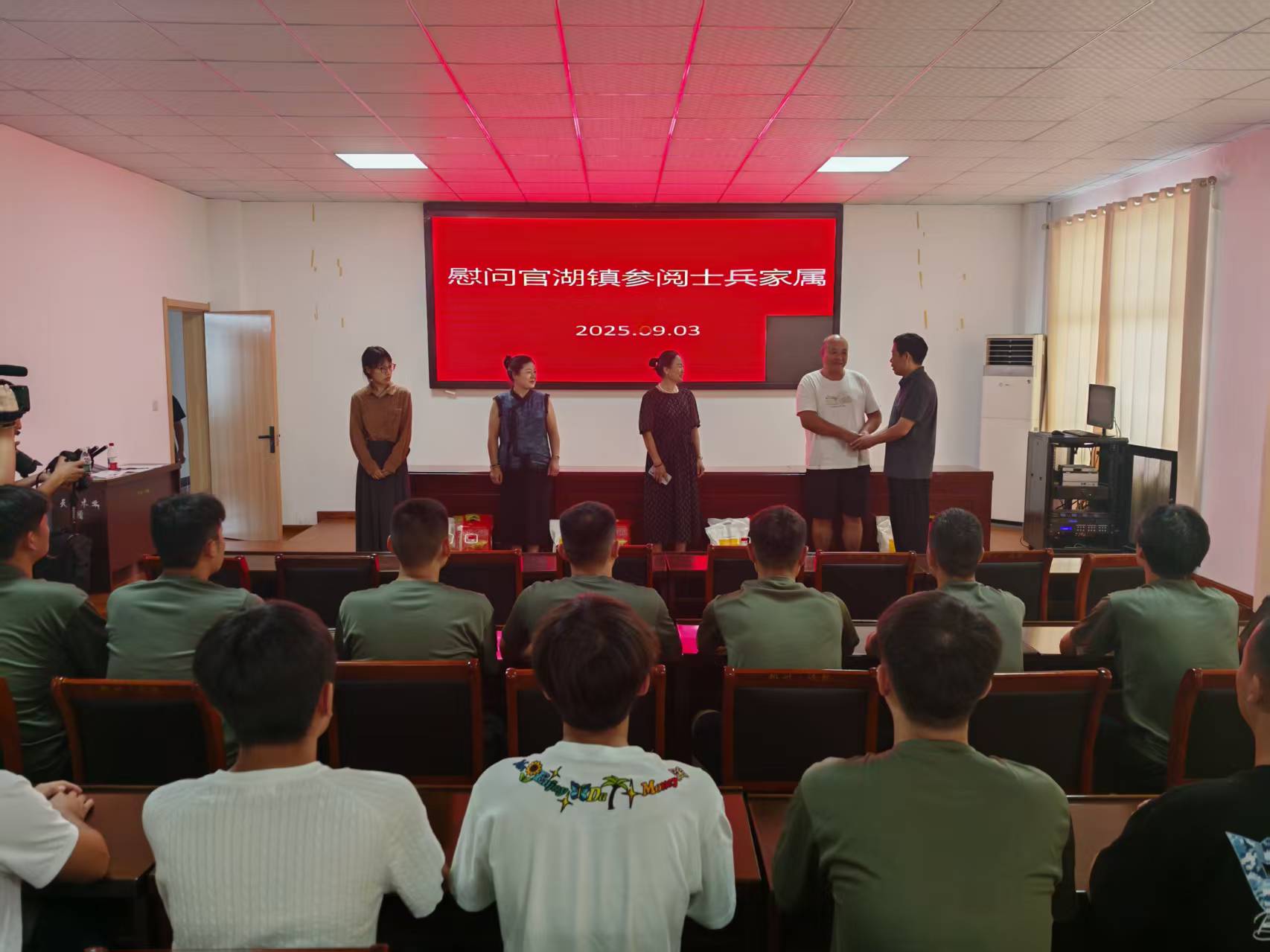 让我们一起见证高光时刻 ——邳州市官湖镇新华村组织参阅士兵家属集中观看“9.3”阅兵直播 让我们一起见证高光时刻 ——邳州市官湖镇新华村组织参阅士兵家属集中观看“9.3”阅兵直播