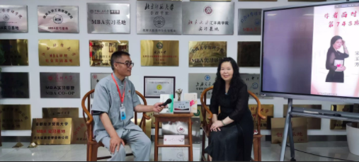 诗人璐瑶:以文学之光传递时代声音 诗人璐瑶:以文学之光传递时代声音