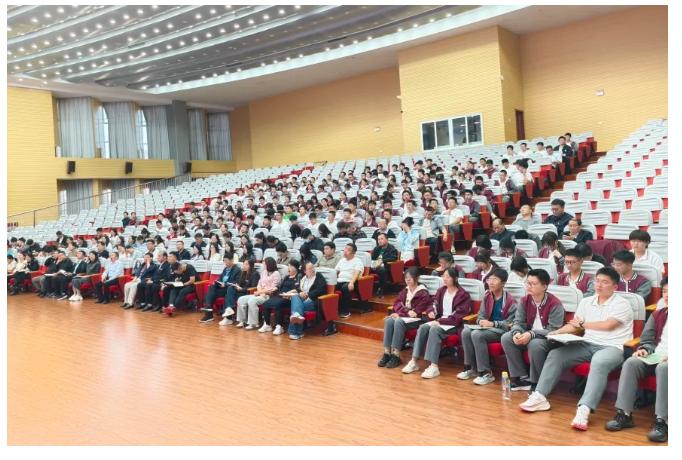 华师一附中物理竞赛教练陈冬老师到湖北省武昌实验中学作学术讲座 华师一附中物理竞赛教练陈冬老师到湖北省武昌实验中学作学术讲座