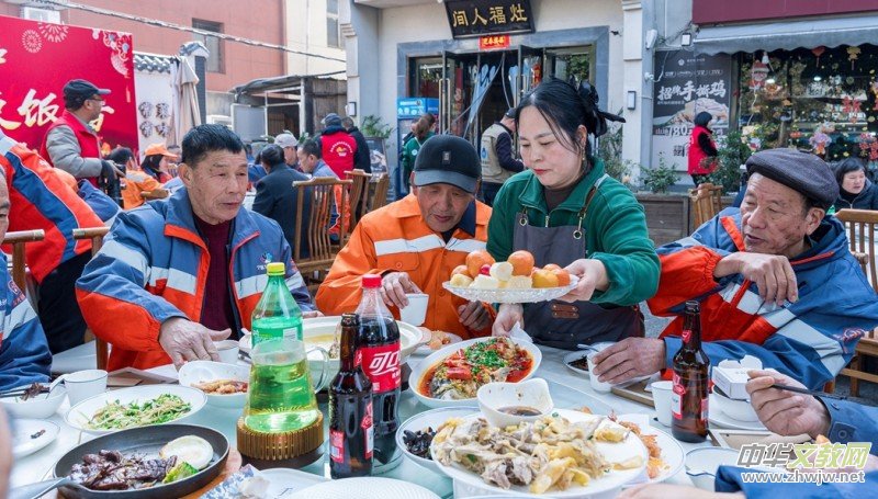 快门声暖异乡客 饭香宴敬环卫人——余姚爱心年夜饭绘就城市文明新图景 快门声暖异乡客 饭香宴敬环卫人——余姚爱心年夜饭绘就城市文明新图景