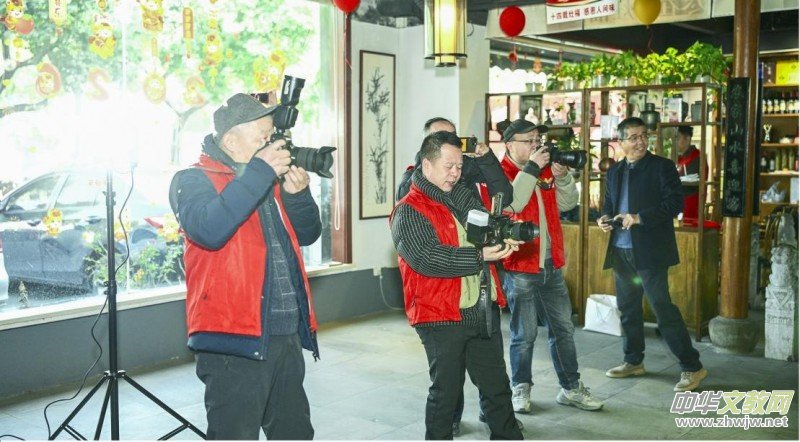 快门声暖异乡客 饭香宴敬环卫人——余姚爱心年夜饭绘就城市文明新图景 快门声暖异乡客 饭香宴敬环卫人——余姚爱心年夜饭绘就城市文明新图景